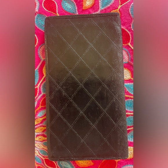 Chanel lamb skin caviar leather black wallet. Approximately 7 x 4“. GUC. - Picture 2 of 11